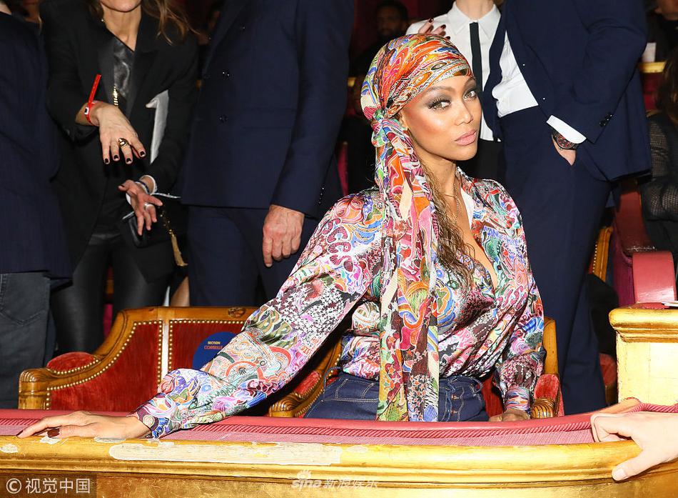 年3月2日,巴黎,吉吉·哈迪德(gigi hadid)身穿酒红色皮风衣slay全场