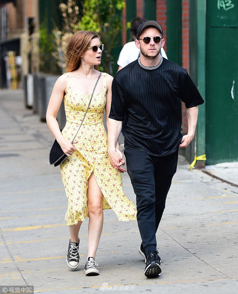 组图:《纸牌屋》凯特·玛拉穿吊带裙气质清新 牵手男友cp感爆棚