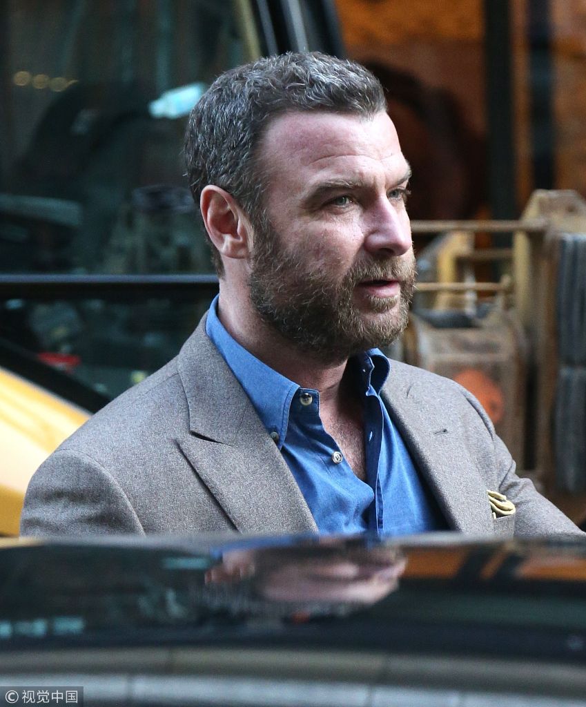 组图:列维·施瑞博尔穿棕色夹克满脸络腮胡 走姿霸气面色高冷