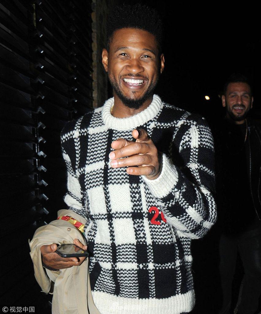 组图:亚瑟小子咧嘴大笑露白牙亲和力足 与粉丝搂肩合影表情搞怪