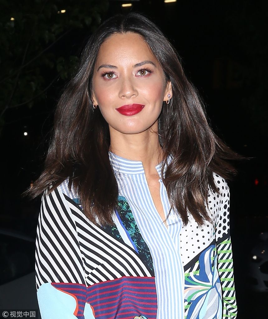 组图:奥利维亚·穆恩一身彩装似打翻调色盘 撩发放电性感迷人