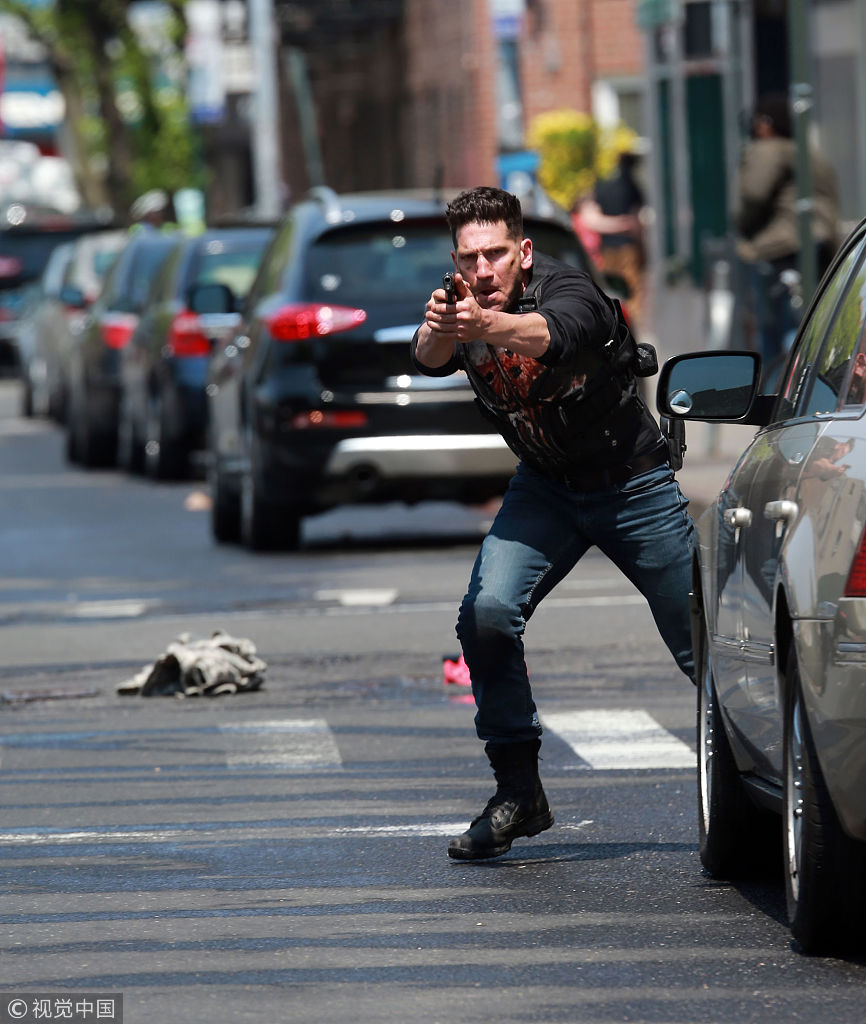 组图:乔恩·伯恩塔尔拍街头枪战戏硬汉十足 射击躲闪身姿矫捷_高清