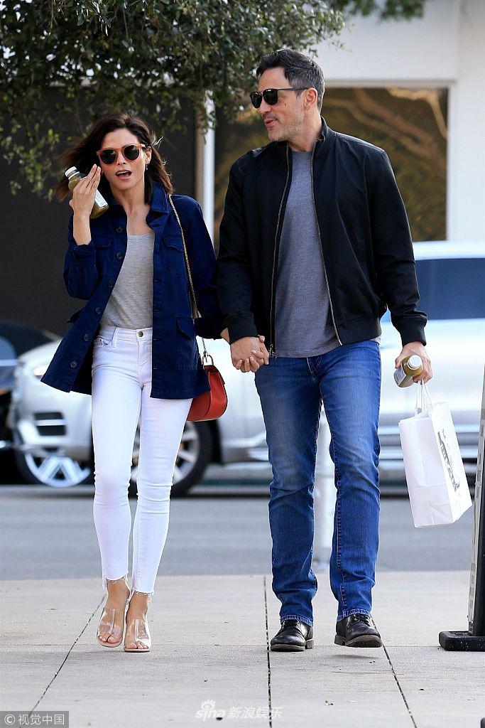 组图:"钱老板"前妻珍娜·迪万与新男友约会 十指紧扣玩亲亲