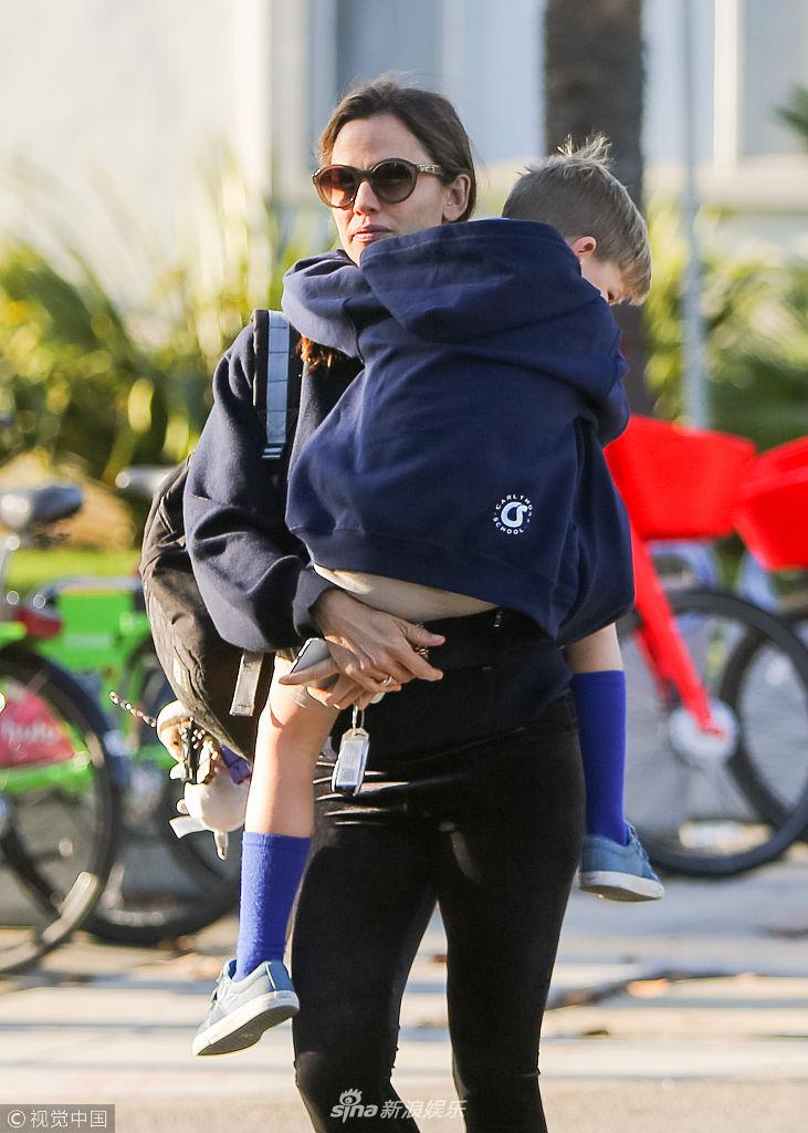 组图:詹妮弗·加纳背书包抱娃上学 儿子紧挂老妈身上似考拉