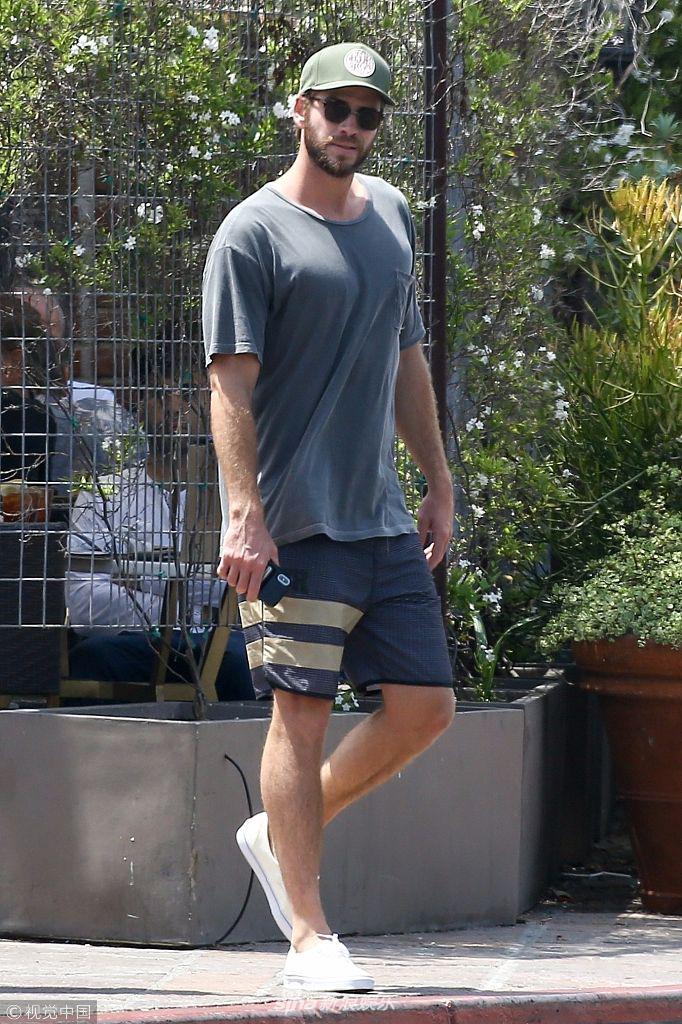 组图:"雷神"利亚姆街头穿棉t凸显胸肌 一脸络腮胡粗狂不羁