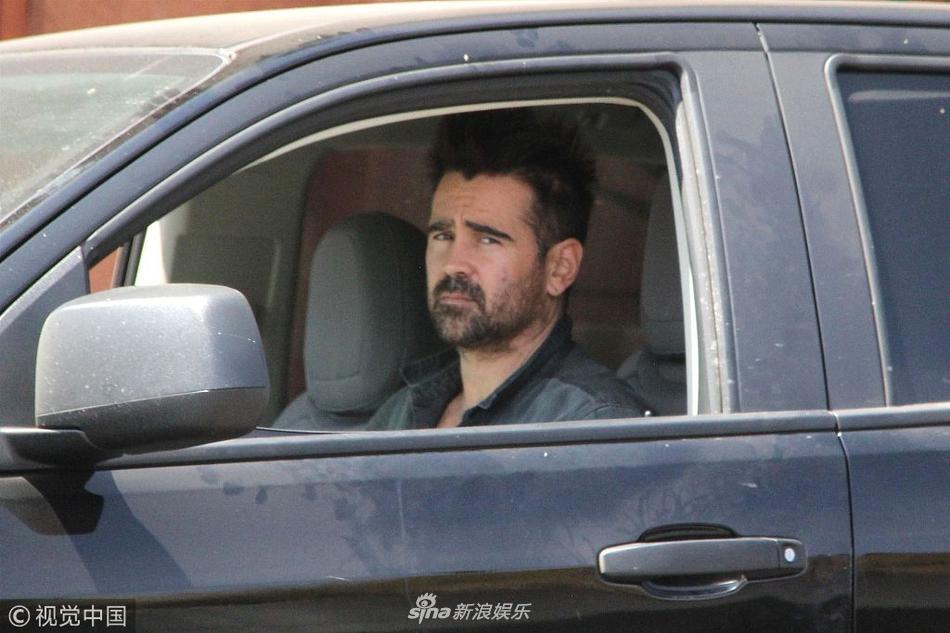 组图:科林·法瑞尔满脸胡渣开车似未睡醒 邋遢沧桑高颜值不再