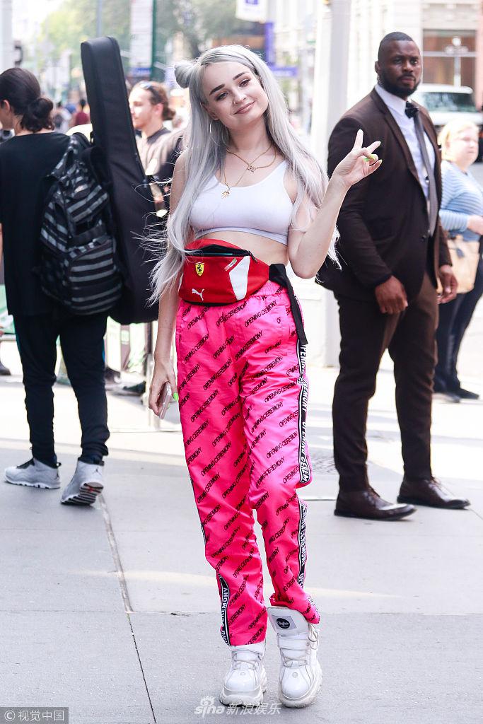 组图:kim petras穿运动背心现丰满上围 大方与粉丝自拍心情好