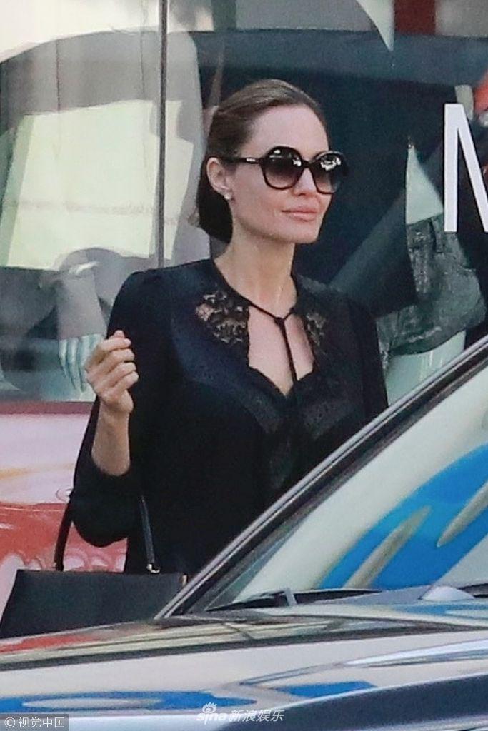 组图:朱莉女儿希洛傻笑露大板牙 个头猛长成"小布拉德皮特"_高清图集