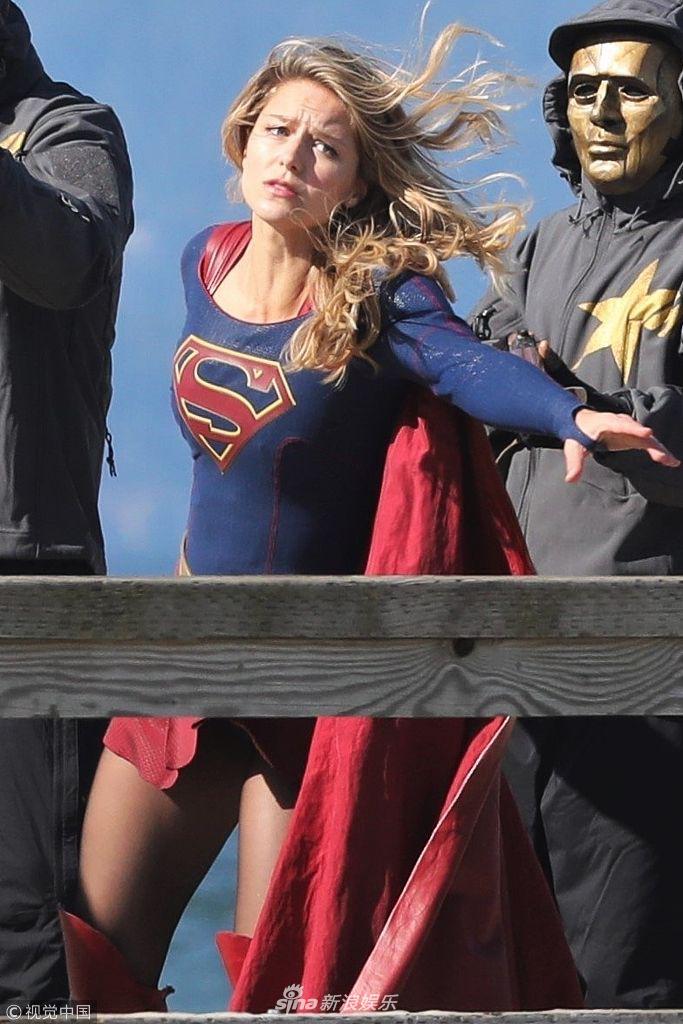 组图梅利莎拍新剧化身女超人昂头狂甩发变金毛狮王