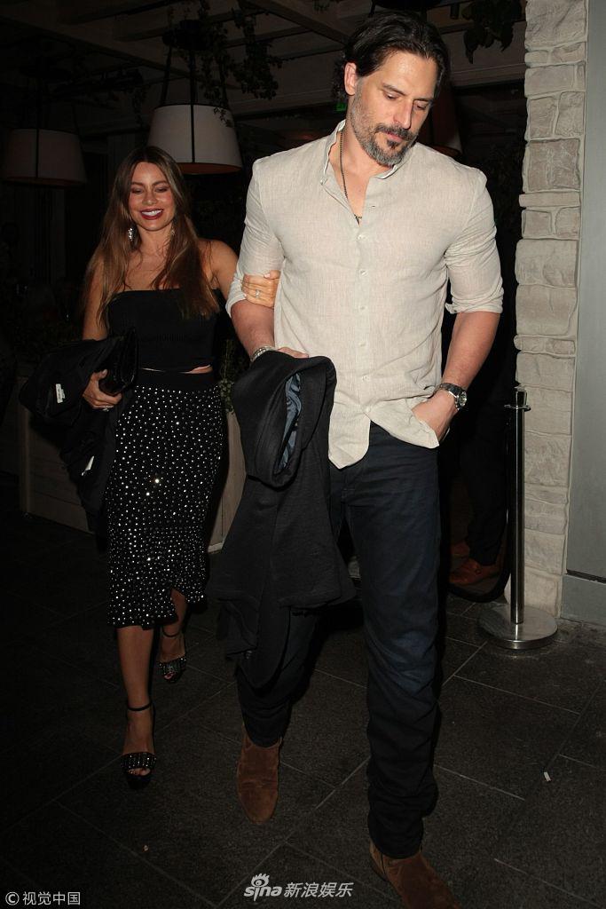 组图:索菲娅·维加拉穿抹胸裙秀锁骨 获丈夫开道护驾秀恩爱