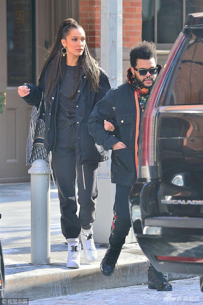 组图:贝拉·哈迪德拎印自己名字包包 和"盆栽哥"挽臂亲密同行_高清