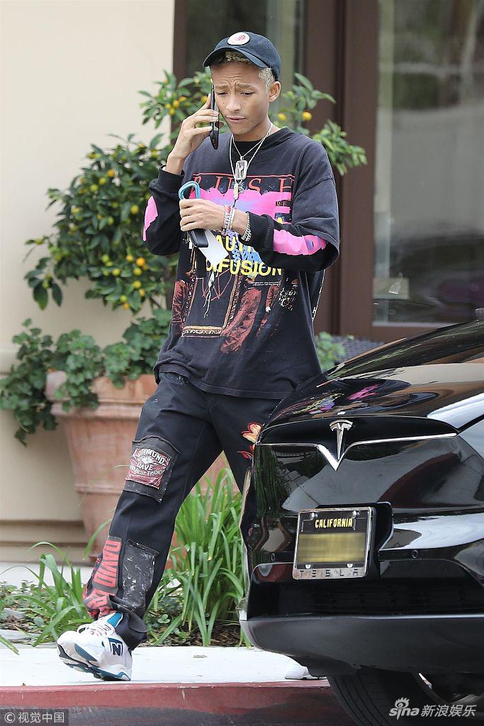 组图贾登史密斯穿涂鸦潮装接电话蹙眉头似遇烦心事