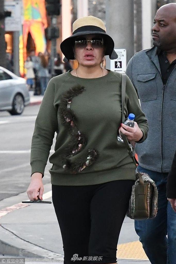 组图:碧昂斯65岁老妈墨绿上衣显臃肿 七分裤配流苏靴成时尚灾难