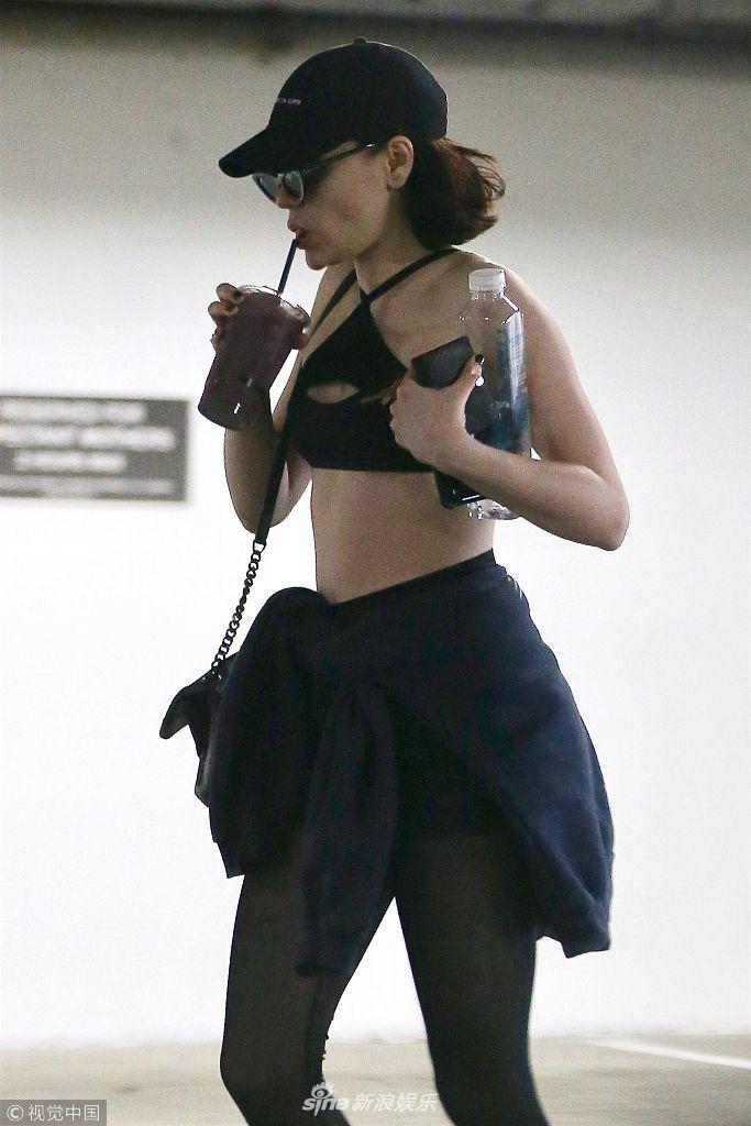 组图:"结石姐"jessie j秀紧实腹肌 人美歌硬身材好气场十足