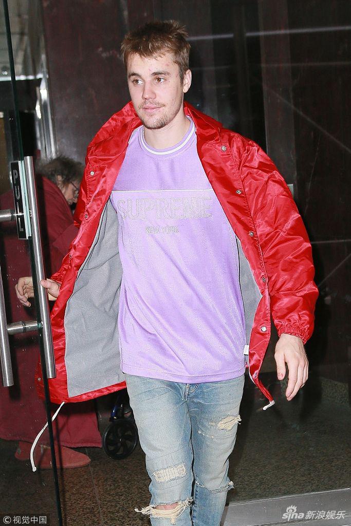 组图:比伯状态回升走路带风 穿大红外套边走边挠痒real耿直