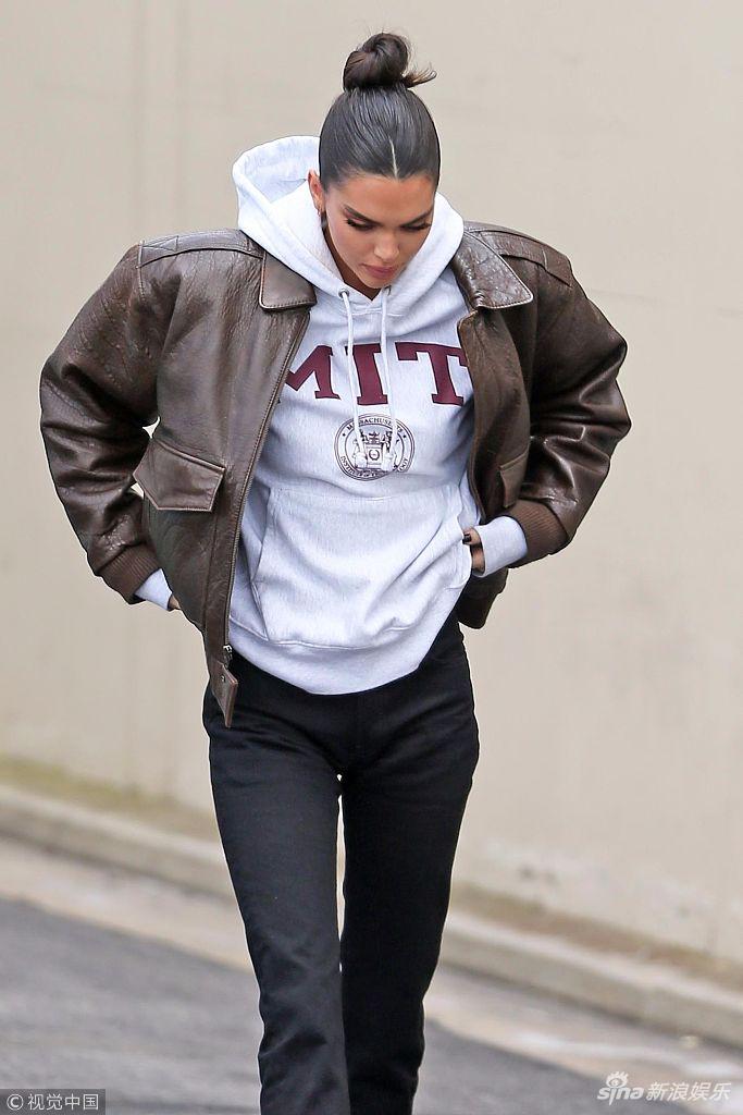 亮相街头,她身穿卫衣搭配廓形皮夹克帅气满分,边走边提裤子动作帅气