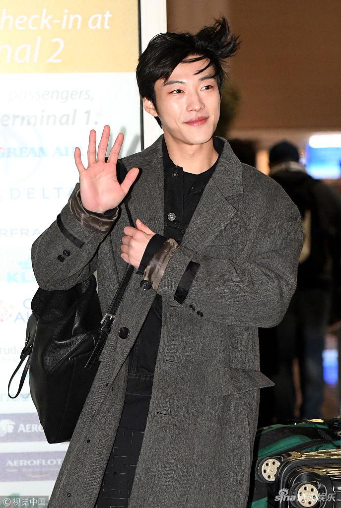 组图:禹棹奂飞赴泰国 热情挥手露暖男微笑展绅士范