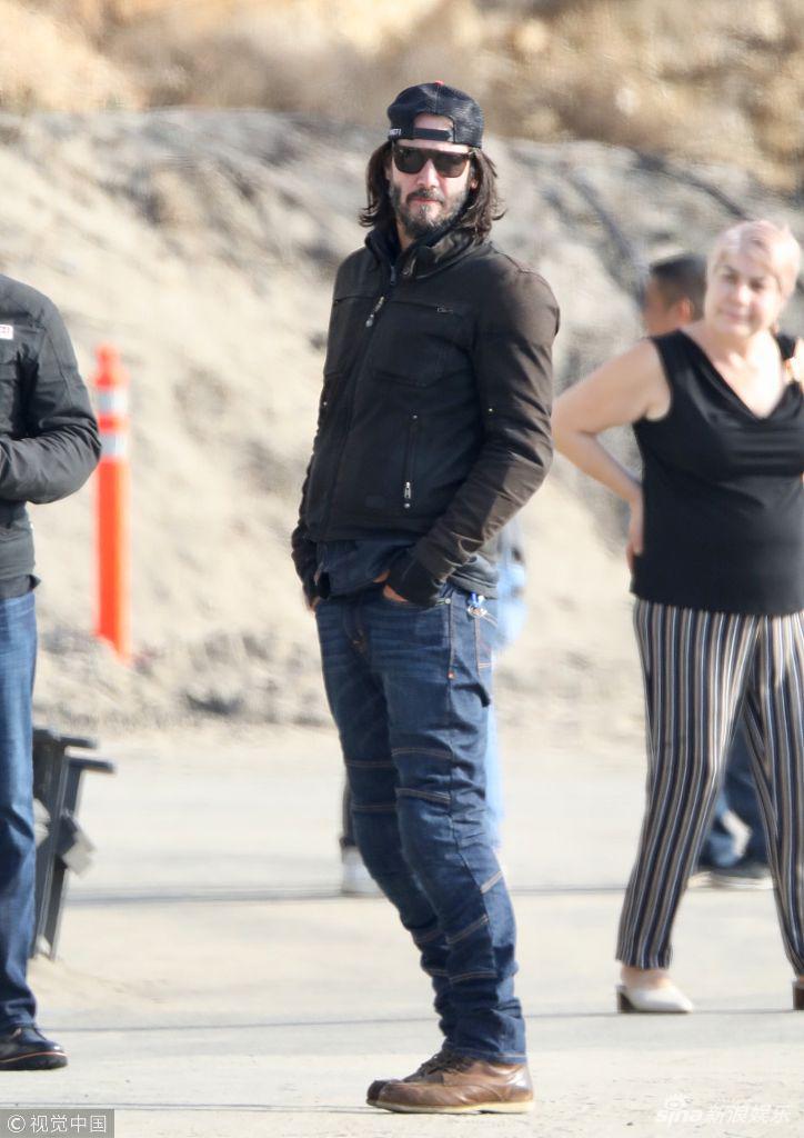 组图:基努·里维斯依旧邋遢造型 加入重机车队开启男人之旅_高清图集