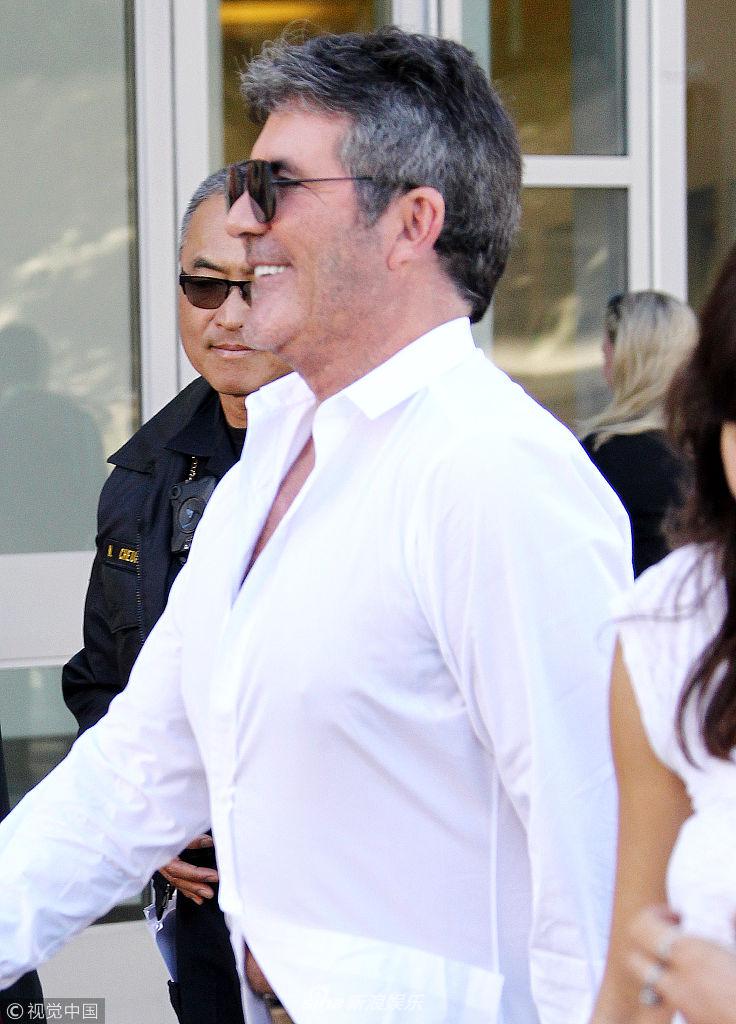 组图:西蒙·考威尔胸肌明显白衬衫欲爆开 上班遇粉丝大方合影