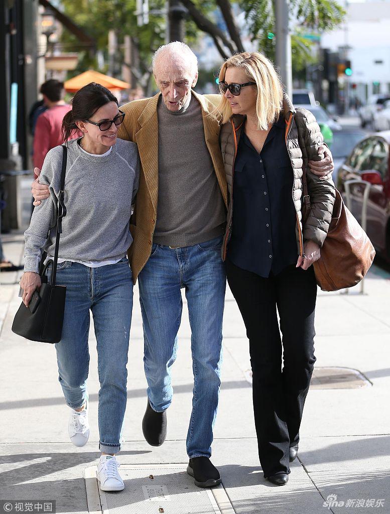 女星重聚约饭,《老友记》中扮演"古怪女"菲比的莉莎·库卓(lisa k