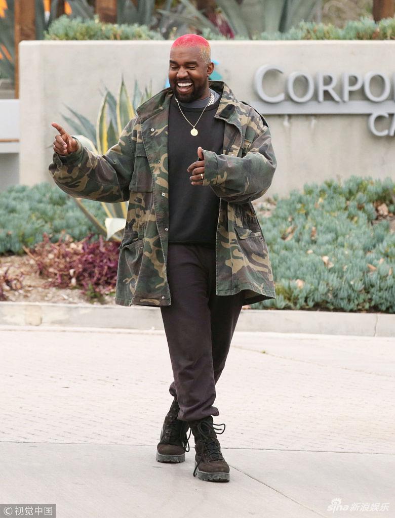 组图:坎耶·维斯特染红色寸头颇具喜感 对镜头咧嘴尬笑白牙抢镜