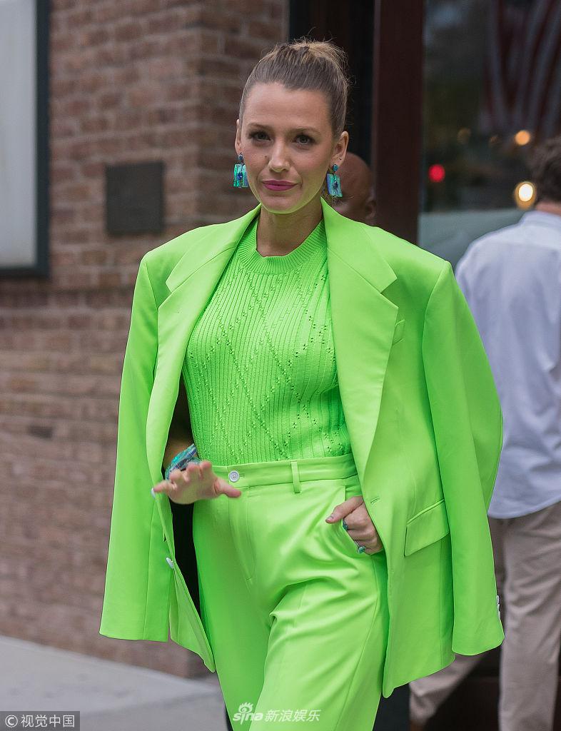 组图:布莱克穿荧光绿套装惹眼醒目 身披外套气场全开