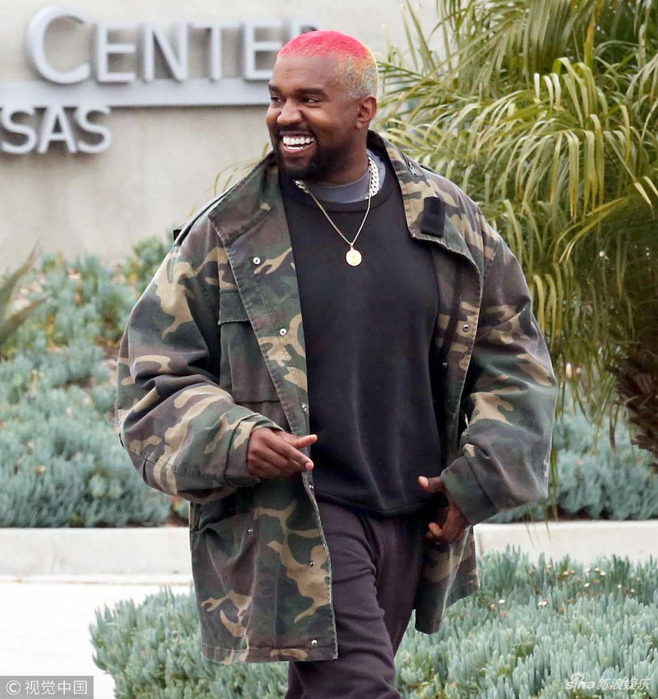 年2月27日,美国加利福尼亚,坎耶·维斯特(kanye west)和友人现身街头