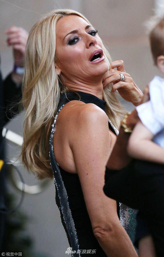 组图苔丝达莉亮片紧身裙秀大长腿皮肤松弛颈纹明显老态十足