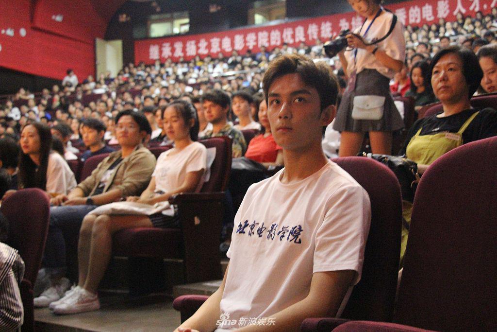 组图:吴磊作为北电新生代表发言 穿白色校服拿演讲稿