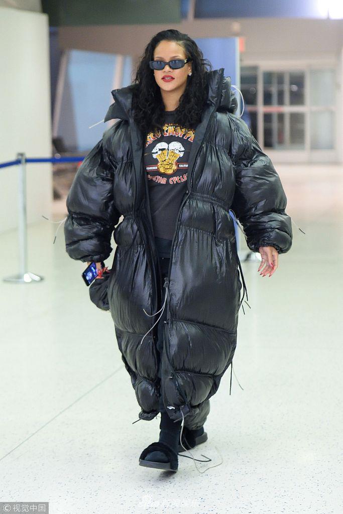 组图就是敢穿蕾哈娜反季节穿羽绒服拖鞋超魁梧