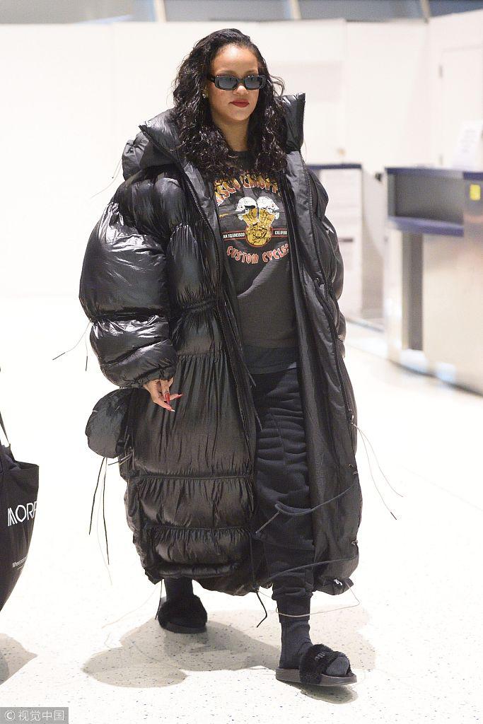 组图就是敢穿蕾哈娜反季节穿羽绒服拖鞋超魁梧