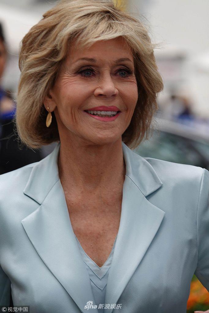 81岁的简·方达身穿天蓝色套装走路带风,紧握保镖撑伞亮相,气场似女王
