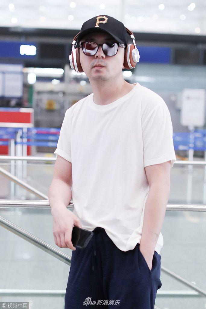 雷佳音比剪刀手卖萌 下巴圆润戴耳机更显头大