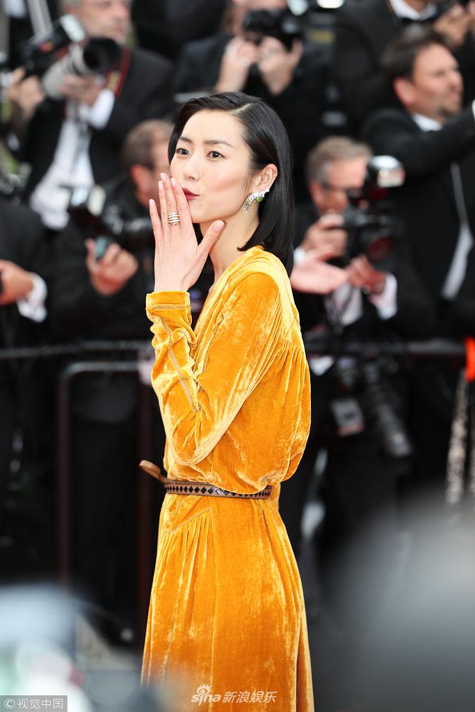 组图:真·女神!刘雯橘色丝绒深v礼服 华丽高贵又性感