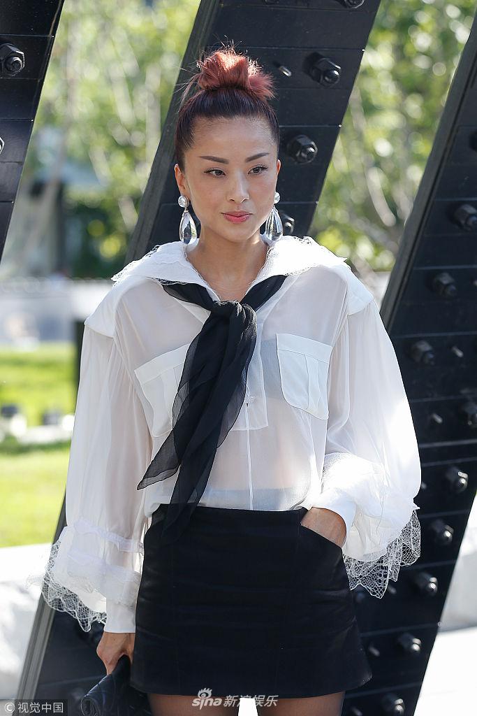 组图:陈奕迅娇妻徐濠萦粉发蜜汁时尚 透视衬衫显黑色bra