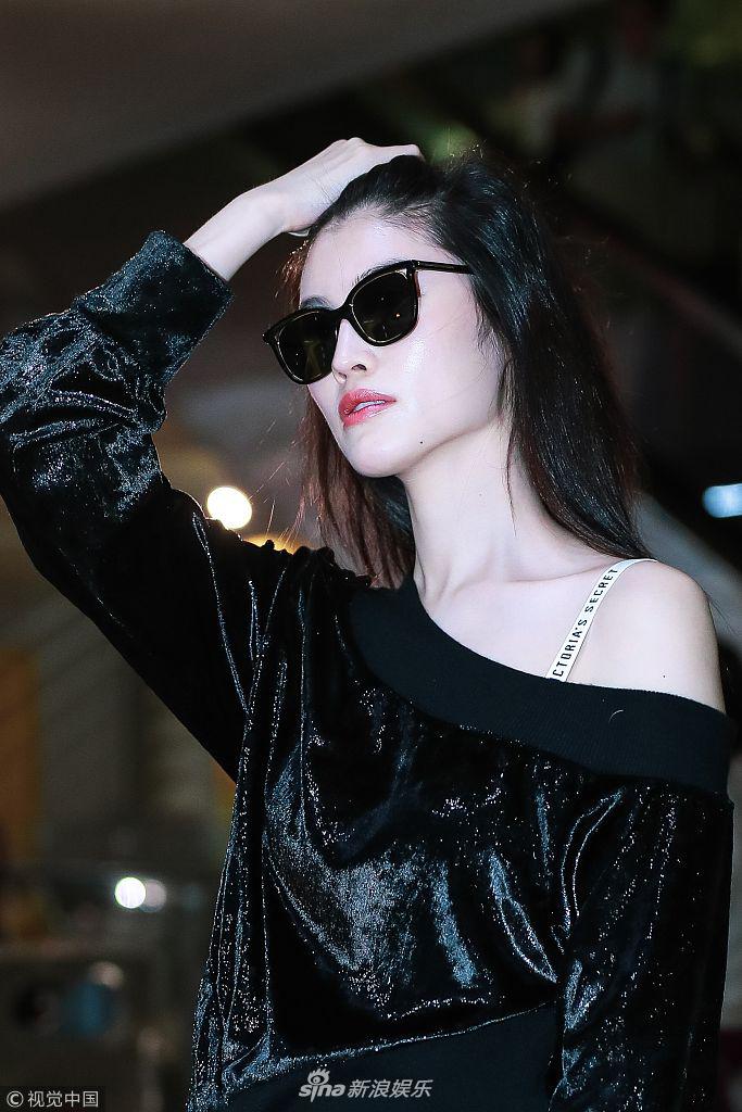 组图:何穗全黑look配红唇冷艳高贵 撩发秀香肩肤色白皙_高清图集_新浪