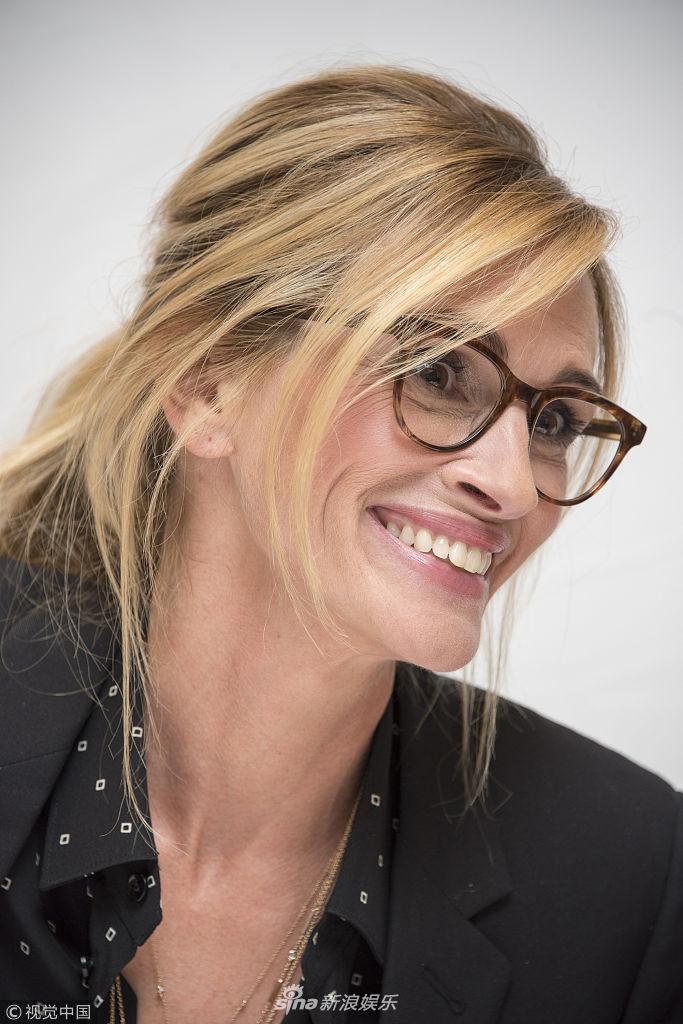 组图:大嘴影后罗伯茨戴眼镜造型知性 露招牌笑容变女总裁