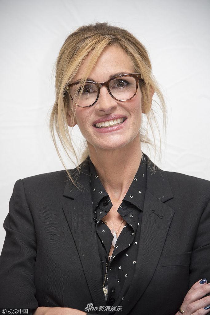 组图:大嘴影后罗伯茨戴眼镜造型知性 露招牌笑容变女总裁