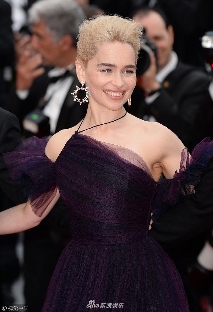 组图:"龙妈"艾米莉亚走红毯绽放笑容 露肩紫裙360°美丽