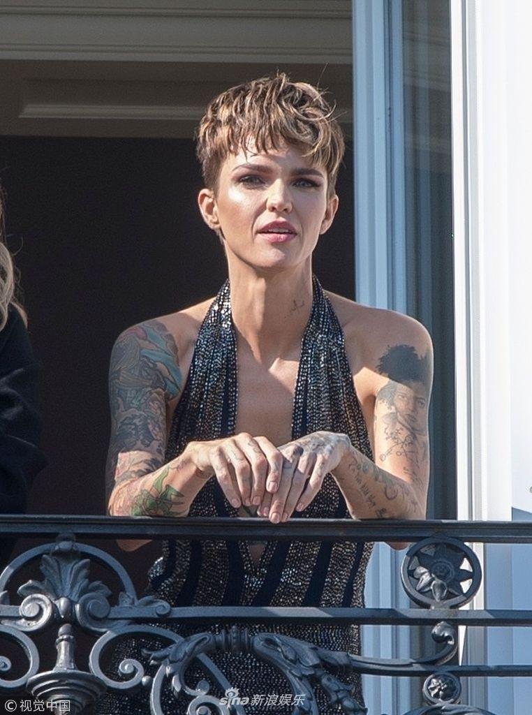 组图鲁比洛斯美艳现身酒店阳台深v礼服花臂显眼