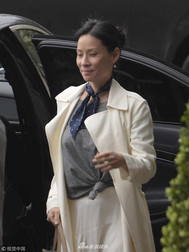 组图:50岁"霹雳娇娃"刘玉玲优雅风衣 素颜露眼角皱纹