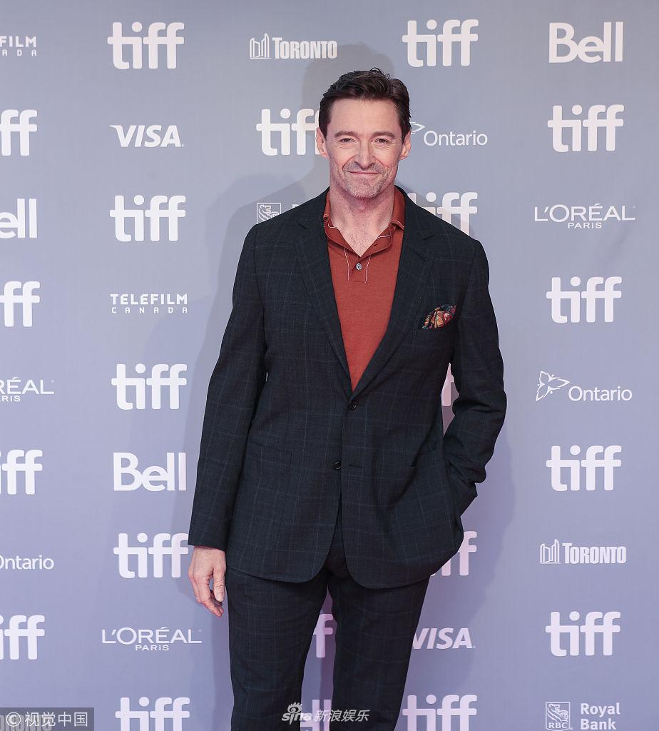 组图:狼叔休杰克曼格纹西服很绅士 腿长逆天高大魁梧