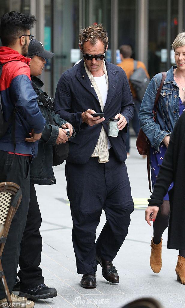 组图:裘德洛裤子掉档变"短腿星人" 发际线令人心碎