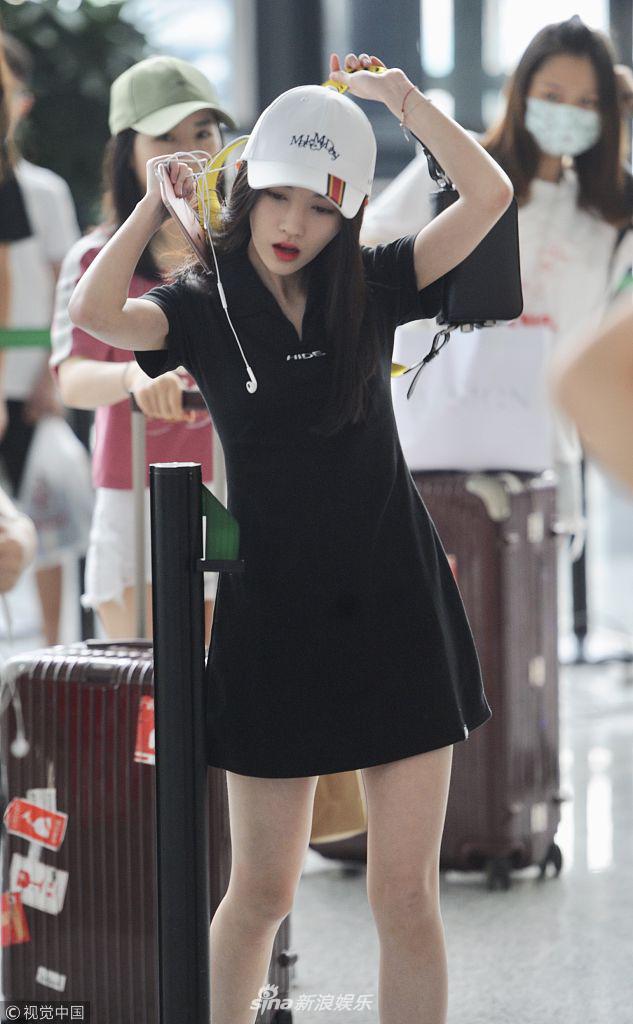 组图:鞠婧祎小黑裙秀长腿 摘包过安检身姿妖娆