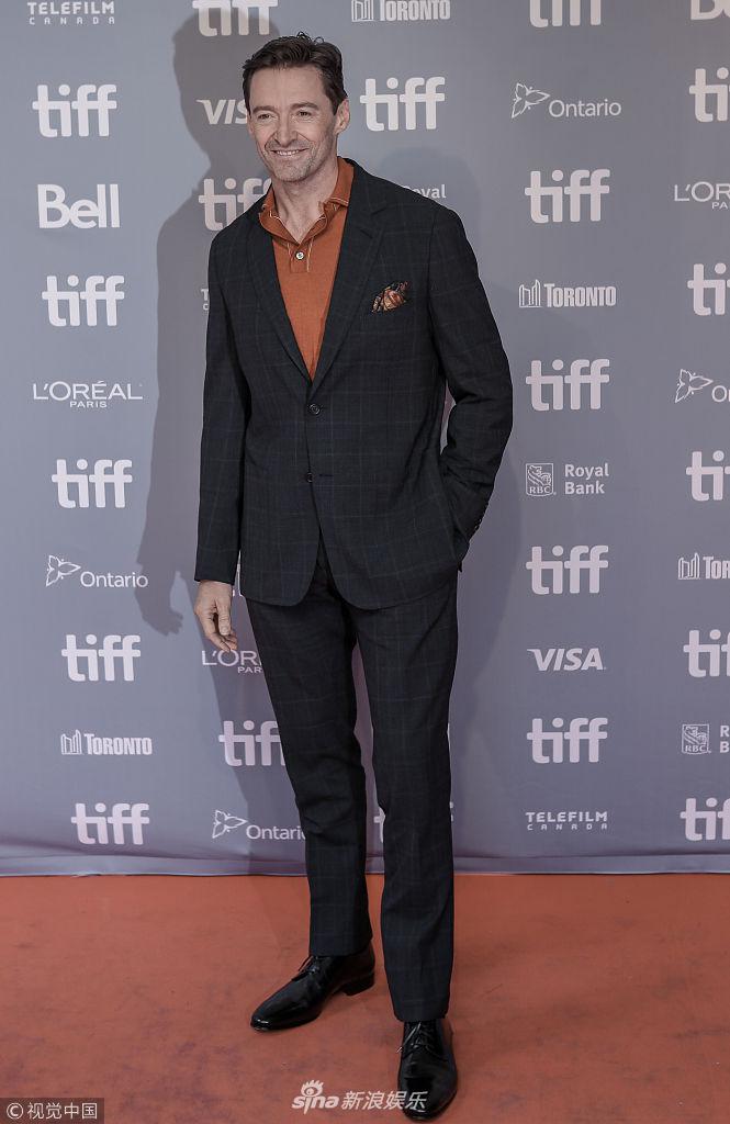 组图:狼叔休杰克曼格纹西服很绅士 腿长逆天高大魁梧