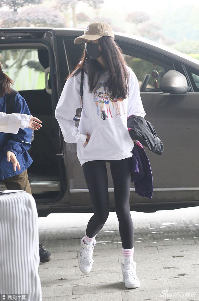 组图:杨幂紧身裤秀超细美腿 穿美少女战士卫衣少女心满满