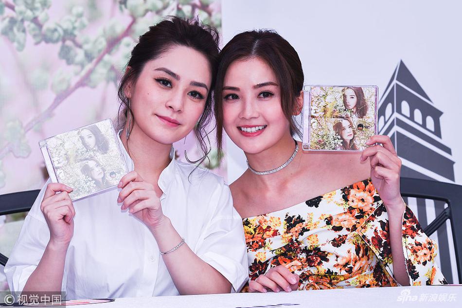 组图:twins亮相成都 阿娇阿sa白衣配花衣少女感十足