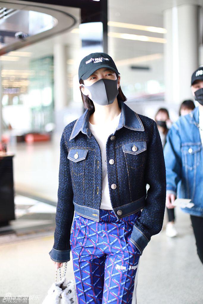 组图:宋茜潮范出行素颜口罩遮面 哈欠连天困意朦胧
