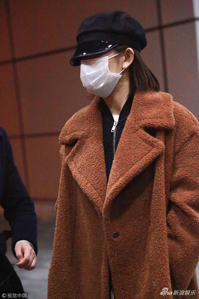 组图:谢娜穿"泰迪大衣"包裹严实 手插兜迈步遛机场