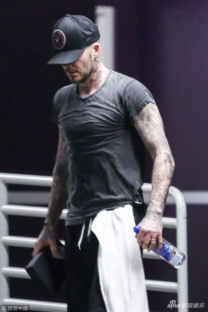 组图:小贝健身回家露花臂 浑身湿透胸肌凸显